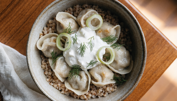 Buchweizen-Bowl mit Pelmeni, Quark-Sauerrahm-Dip und frischen Kräutern