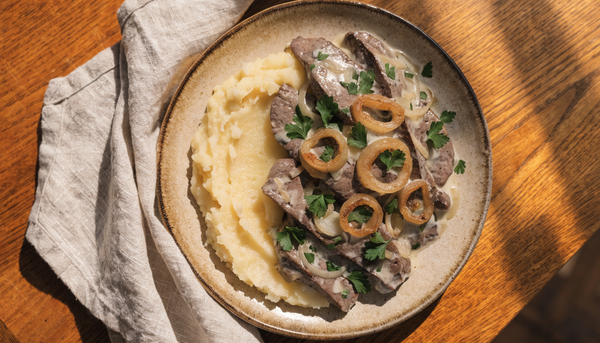 Gebratene Rinderleber mit Zwiebeln und Sauerrahm – klassisches Rezept